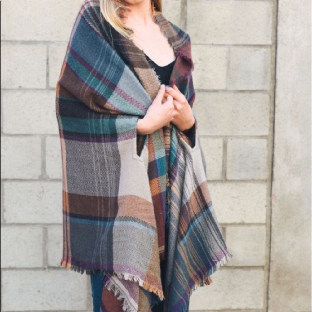 Only 1 Left!! Plaid Ruana With Pockets Poncho Wrap - Picture 7 of 7
